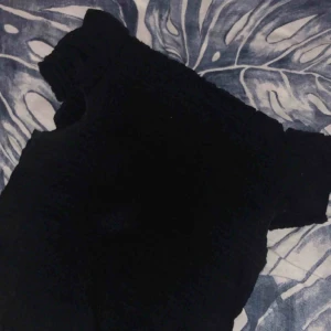  - En jättefin svart offshoulder top från new yorker. Säljer då den inte kommer till användning. 