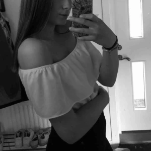  - Fin vit topp. Använd 3-4 gånger. Säljer för att jag helt enkelt inte använder den längre☺️  Nypris:300 mitt pris:50  Köparen står för frakten