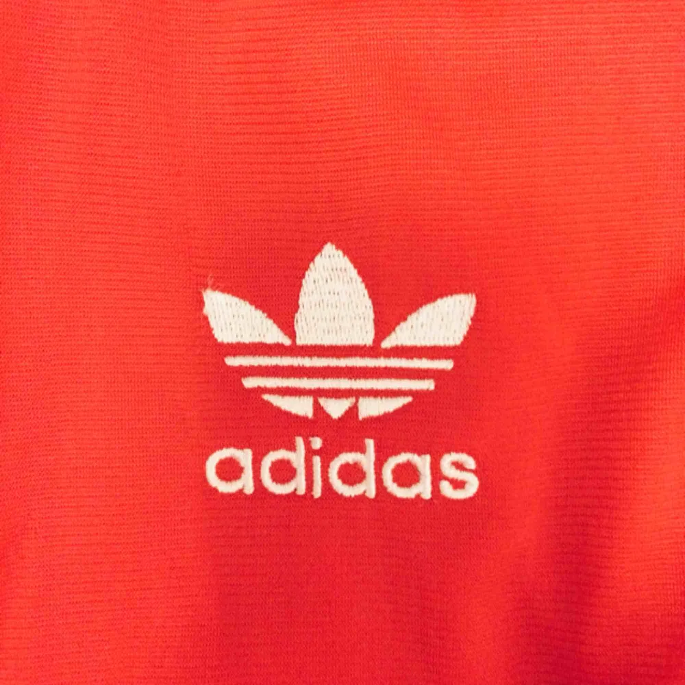 🌵 Äkta Adidas i fint skick söker nytt hem! Sitter lite loose på mig som vanligtvis har strl36! Köparen står för frakt. 🌵. Hoodies.