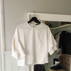  - Topp med volang i armarna från zara. Rymlig, boxig i modellen. 