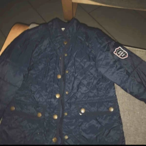  - Jacka från Hampton republic! Marinblå med sydda mönster. Kortare i modellen,super skönt materiel.  Säljer pga:för liten för mig Fraktar:köparen står för kostnaden;)