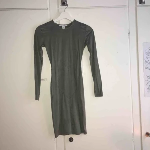  - Sjjuuuukt fin militärgrön klänning i mocka imitation från NLY Trend (Nelly.com). Perfekt till jul, jag hade den förra julen, jättefint skick och jätteskönt material. Säljer den för att den nu blivit förliten fast det är min favoritklänning.