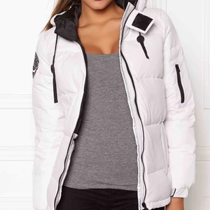 Vinterjacka Eskimå - Vinterjacka av märket Eskimå. Använd en vinter men har en annan jacka denna vinter. Inga direkta slitningar utan den är välvårdad förutom lite smuts vid innerfickan. 