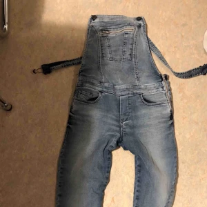  - Byxdress från diesel , som ett par jeans, sitter jättebra. Ordinarie pris 2999  Hämtas i city Gbg, eller köpare betalar frakt 