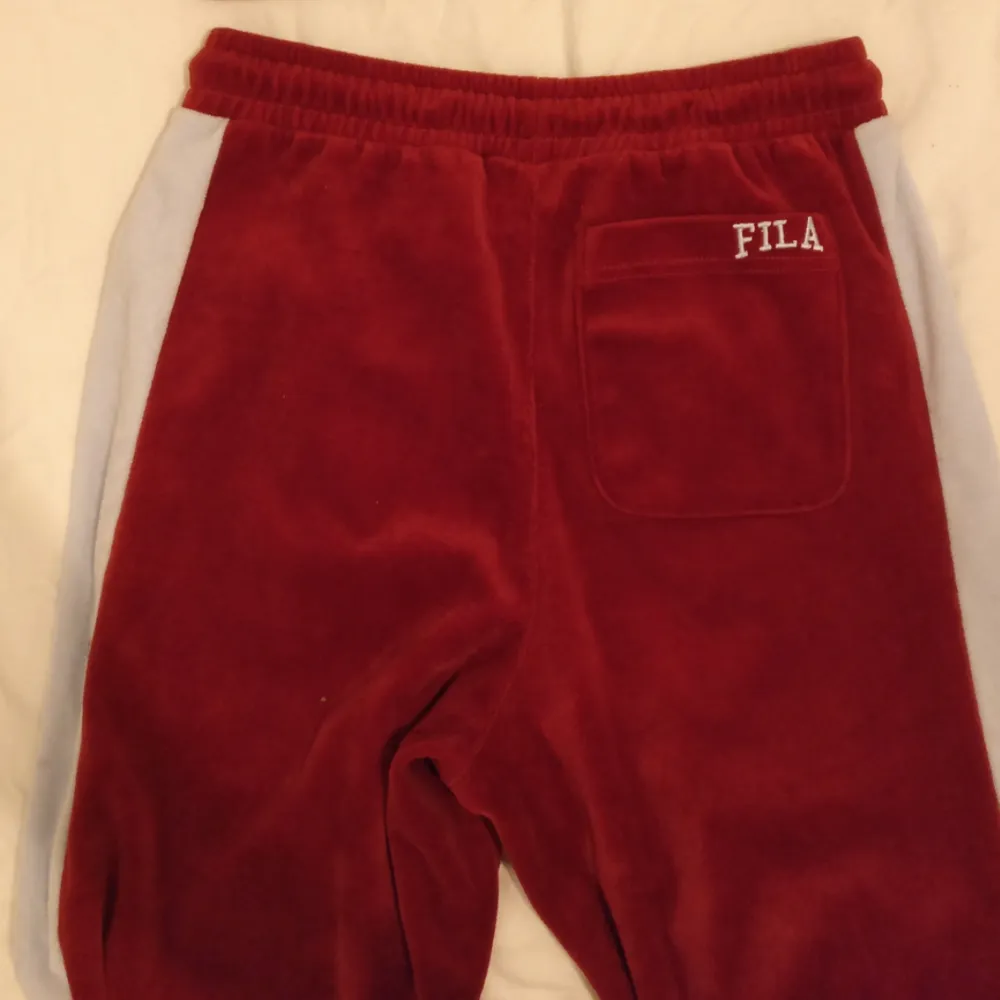 Mjukisdress från FILA  Croppad tröja och vida ben  Storlek XS Köparen står för eventuell frakt!. Hoodies.