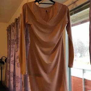  - Höst klänning HM oanvänt pga fel storlek. Betalning med swish