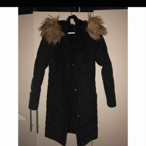  - Rock and blue liknande jacka köpt förra året i nyskick,ändas använd max 10 gånger.  inte äkta päls.  Köpt förra året för 1800kr Det finns två fickor på insidan av jackan och två på utsidan. 