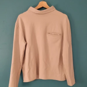  - L'homme rouge ljusblå polo. Superhärlig färg och material, lite scubaaktigt. Faller snyggt. Möts i Stockholm eller fraktar. Pyttefläck bak nacke, skickar bild vid begäran.