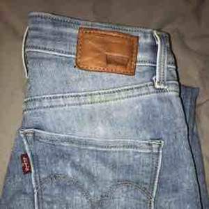 Blekta Levis-jeans i modellen ”high rise skinny”💗 säljer då de blivit för korta för mig! 