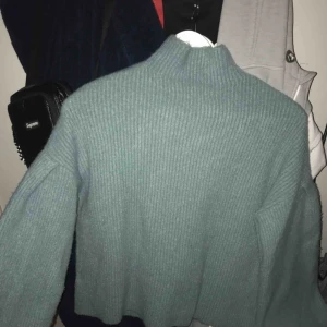  - Säljer denna stickade tröjan. Sjukt mysig, lätt att klä upp samt ner. Frakt ingår ej ☺️