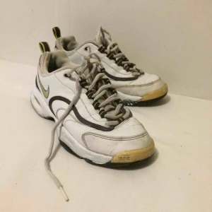  - Supersnygga Nike skor. Har tyvärr ingen koll på vilken modell det är eftersom det köpta på beyond retro. Köpta för ca 200kr. Köparen står för frakt som ligger på 79kr. 