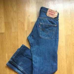  - Levi 501 i storlek W29 L30, unisex så passar alla!