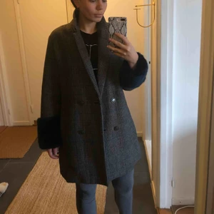  - Otroligt snygg, rutig kappa från Zara. Blå fuskpäls i ärmarna. Inköpt förra vintern men är aldrig använd. 
