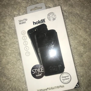  - Slim Flip Wallet (plånboksfodral) från holdit. Magnet-system, det går att separera skalet från själva plånboken genom magnet. Passar till iPhone 6/6s/7/8 PLUS (gjorde misstaget att köpa till fel modell) Ordinarie pris: 299:-