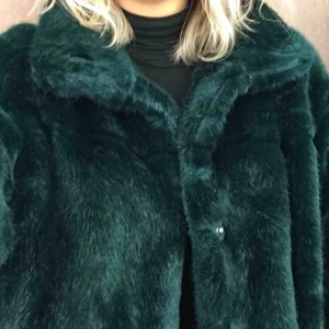  - Mörk grön fejkpäls från Lindex, ganska stor i storlek 500 utan frakt 600 med frakt 