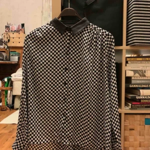  - Rutig lite lätt genomskinlig skjorta. Använt några gånger, i väldigt bra skick. Kan skickas eller mötas upp i Eskilstuna. 