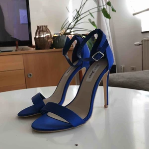  - Blåa skimrande klackar från Nelly.com i storlek 38 Aldrig använda Köparen står för frakt  🥀