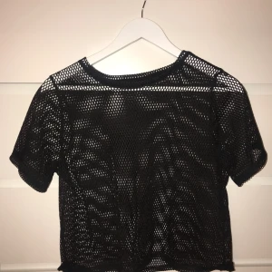  - Mesh topp, använd någon enstaka gång. Fungerar skit bra som party topp;) möts upp i Karlskrona eller fraktas då köparen står för frakten. (Swishbetalning)