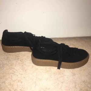  - Svarta mocka skor, använda en gång. Frakt kostar 89kr men kan annars mötas upp i GBG.