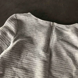  - Helt ny tröja från ONLY med dragkedja i ryggen. Storlek XS 