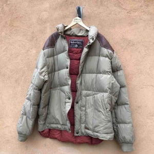  - Fet täckjacka med läderdetaljer på axlar från Marlboro Classic. Äldre modell, sannolikt 90-tal. Ett par mindre fläckar, kan vara av salt i nederkant