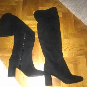  - Overknee använda några gånger! För små samt säljer pga platsbrist! Frakt tillkommer 