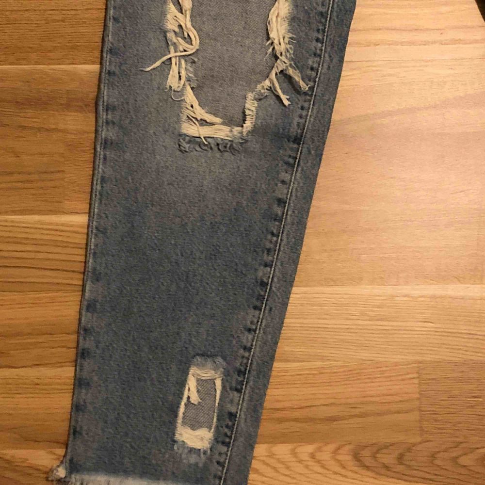 Knappt använda byxor ifrån BikBok i storlek S. Sitter supersnygg vid rumpan samt bra hål! . Jeans & Byxor.