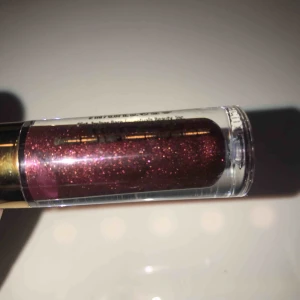  - Läppglans från buxom. Lätt lip plump effekt. Aldrig använd endast öppnad. Frakt: 10kr skicka meddelande vid frågor eller mer bilder💗