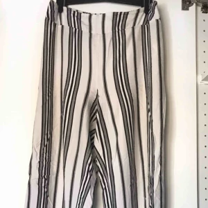  - Randiga ”flow pants”, passar en XS/S. Mötes upp sthlm/västerås eller postar mot en fraktkostnad på 59kr ink spårbar 🕊