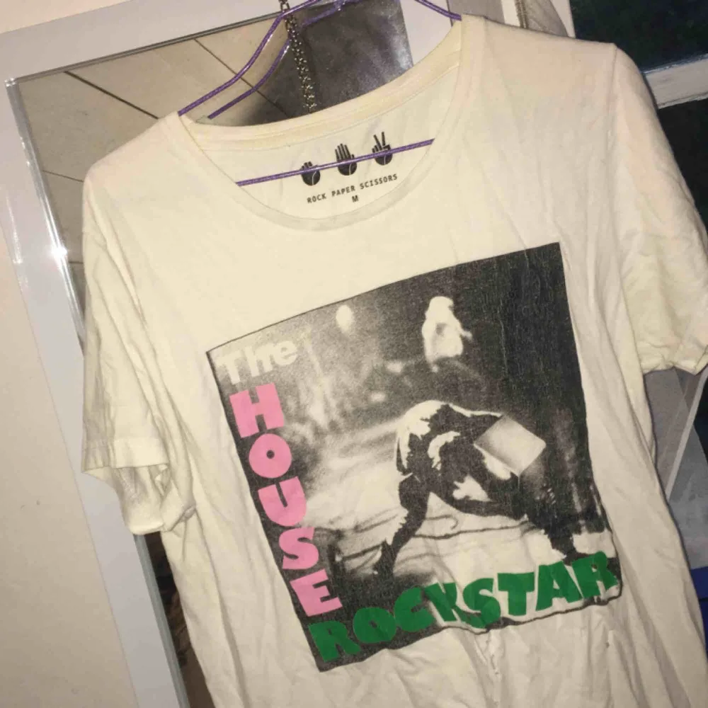 The Clash inspirerad vintage tröja. Har några hål på framsidan (se sista bilden) men ger en cool vintage look. Köpare betalar frakt . T-shirts.