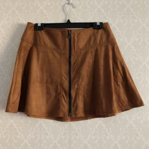  - Helt fantastisk kjol med mycket svängrum! Höstig och mjuk i fejkmocka • Grain De Malice • Storlek: Märkt eu36, stor i storlek - passar 38/40 • 90% polyester & 10% elastan • Köpt i Bosnien & endast provad, superfint nyskick! • FRAKT: 39kr blått kuvert 