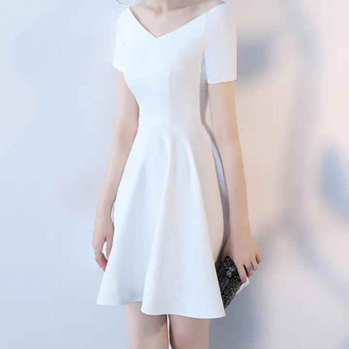 Väldigt snygg vit klänning som kan användas till studenten. Har aldrig haft på mig den för att den var fel storlek. Passar de som är 155 - 165 cm.. Klänningar.