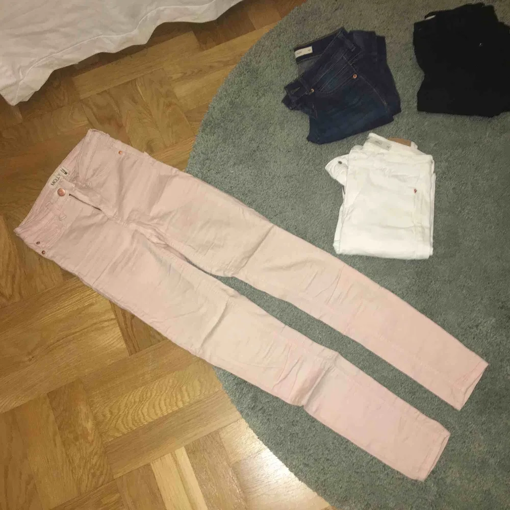 4 par snygga jeans från GinaTricot. De svarta, vita och rosa är i modellen Molly och de blåa är i modellen Axel. Bra skick, 150kr styck, 250kr för två 450kr för alla fyra. (Pris kan diskuteras vid snabb affär). Jeans & Byxor.