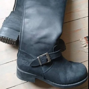  - Höga Johnny Bulls. Storlek 41