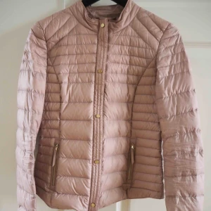  - VAD: Lättviktsdunjacka från Esprit, ljusrosa med guldiga detaljer. STORLEK: 34 SKICK: Använd fåtal gånger