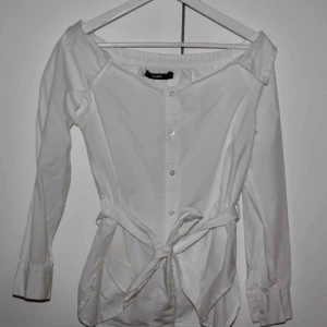  - Offshoulder skjorta/blus vit med knytning i midjan från Bik Bok. Storlek S. Använd fåtal gånger. Frakt ingår i priset