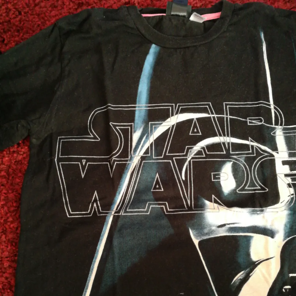 Star Wars-tröja från H&M. Är barnstorlek med passar lätt en S. Använder helst Swish, köparen betalar för frakt! . T-shirts.