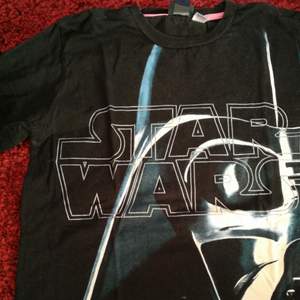 Star Wars-tröja från H&M. Är barnstorlek med passar lätt en S. Använder helst Swish, köparen betalar för frakt! 