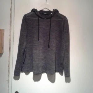  - Hoodie - topp från Bikbok i mörk gråmelerad med huva i stl XS.  Aldrig använd så är i nyskick!  Riktigt snygg och mysig mix av topp och hoodie! Pris 120kr, frakt inräknat! Betalas med swish🎉