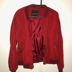  - Jättesnygg vinröd bomberjacka från monki. Använd en gång 😊