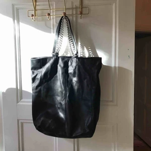  - Väska i äkta skinn från & Other Stories Använd 2 ggr Ca 40 cm hög, 30 cm bred