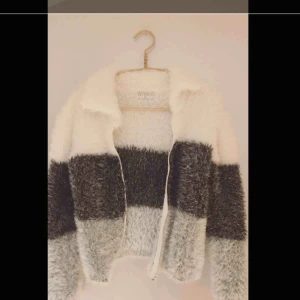  - Bra skick, aldrig buren, mycket mysig och värmande material. Är 173cm lång och ärmarna är 1cm för korta på mig