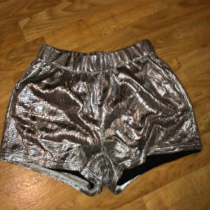  - Säljer ett par glittriga shorts i storlek xs. 20kr. Finns att hämta i Norrköping eller så tillkommer frakt kostnad på 30kr. Vid intresse kan fler bilder skickas!
