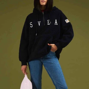  - Helt ny köpte för en månad sen. Fått så många komplimanger för denna!! Den är verkligen as mysig till vintern men fick en ny sådan i en annan färg så använder inte denna, av den anledningen säljer jag den! NYPRIS: 999 kr 