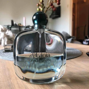  - Säljer min parfym från Giorgio Armani. Det är 100 ml men är hälften kvar  Kan skickas mot frakt  