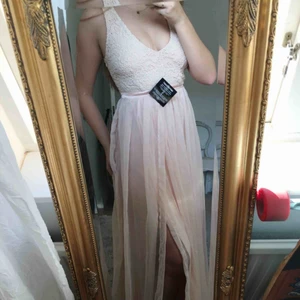  - Ljuvlig puderrosa långklänning som letar en ny ägare. Har tyvärr aldrig fått användning för den så alla lappar sitter kvar! Köpt på Nelly för ca ett år sedan. Kan mötas upp i Helsingborg eller så betalar köparen för frakt! 