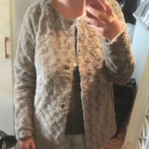 - Päls jacka storlek s/m perfekt och ha nu!🌸varm och gosig!