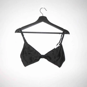  - Trekants bh från Monki, aldrig använd, Nypris 150:- 