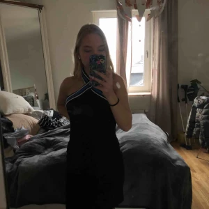  - Klänning från bikbok. Är korsad där fram, aldrig använd. Köpt för 399kr, har en likadan i vit vid  intresse