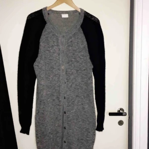  - Skitsnygg stickad kofta från VILA, aldrig använd. 